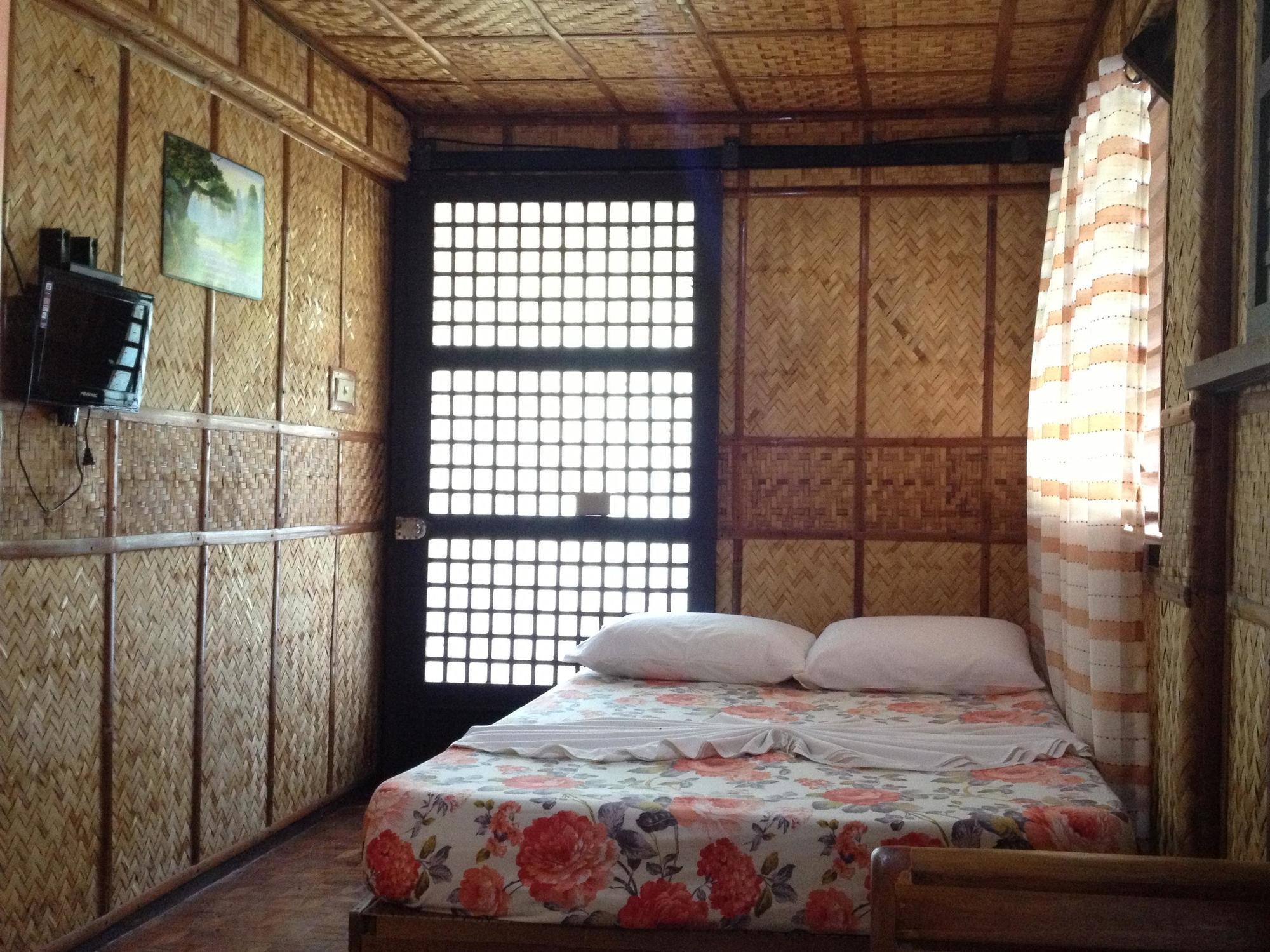 Bamboo House Beach Lodge & Restaurant Puerto Galera Exterior photo