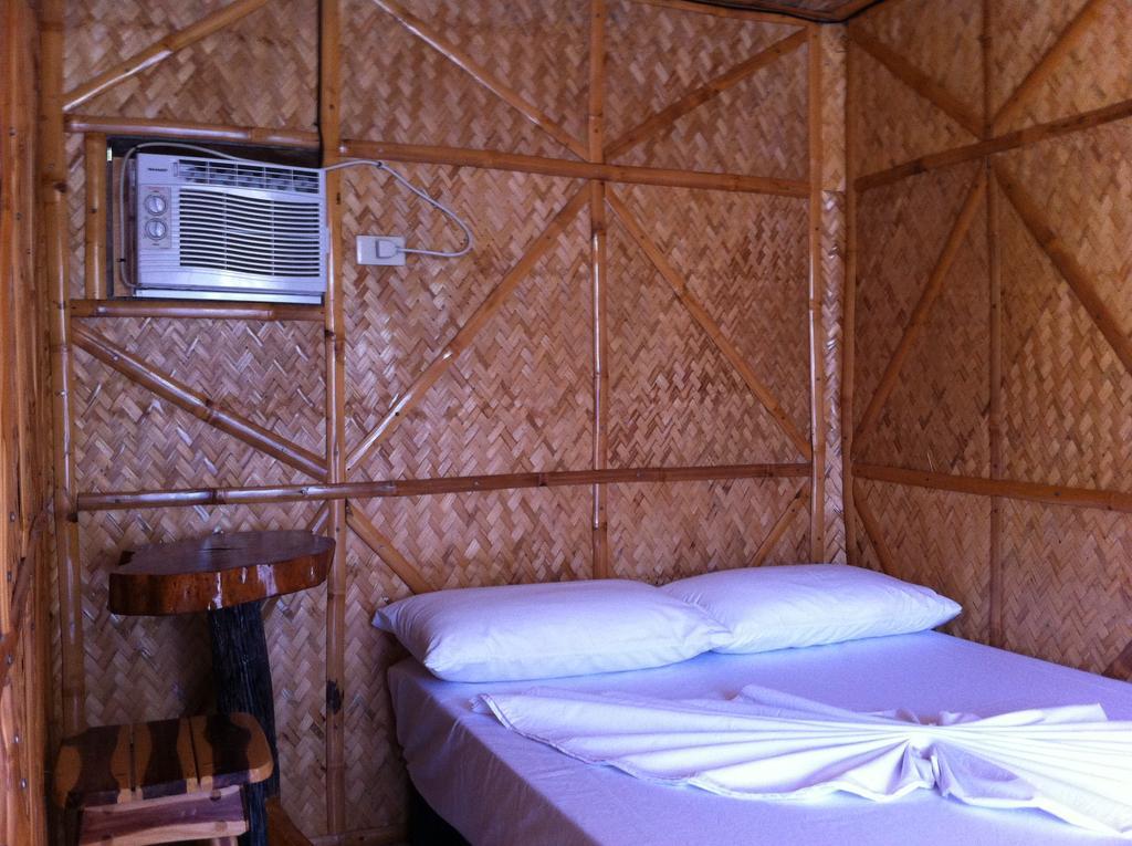 Bamboo House Beach Lodge & Restaurant Puerto Galera Exterior photo
