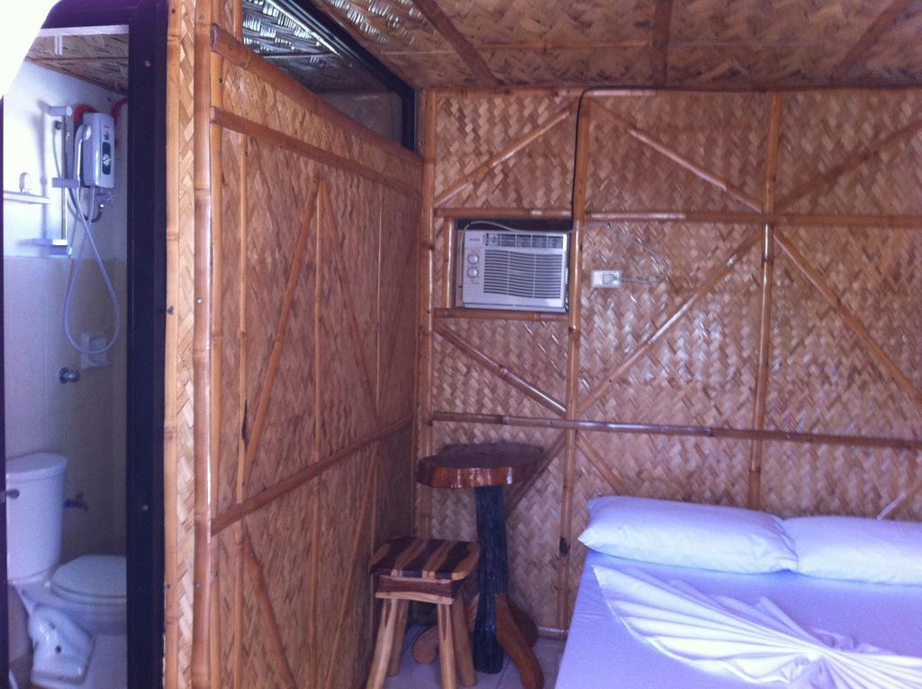 Bamboo House Beach Lodge & Restaurant Puerto Galera Exterior photo